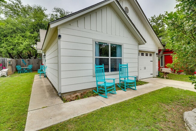 Building Photo - 1208 E 3rd St