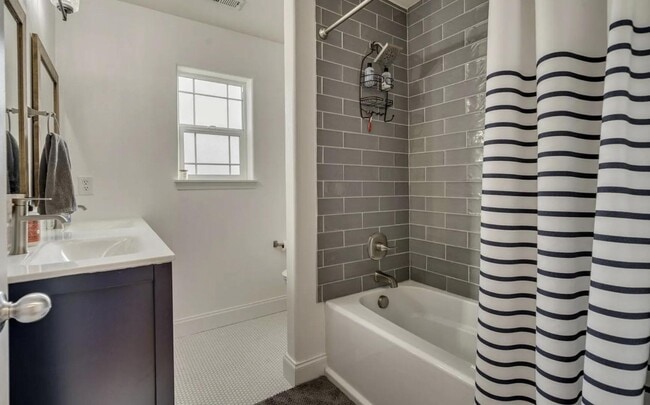 Building Photo - 337 N Ivy St