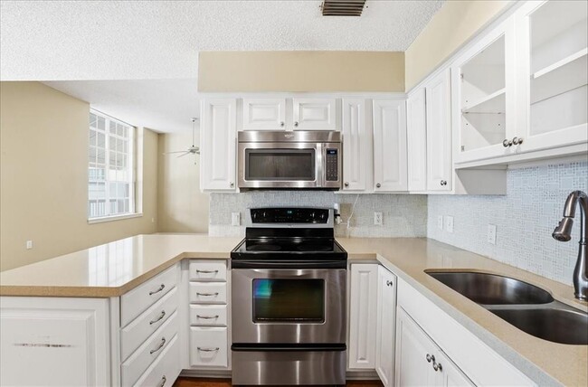 Building Photo - 701 Mirror Lake Dr N