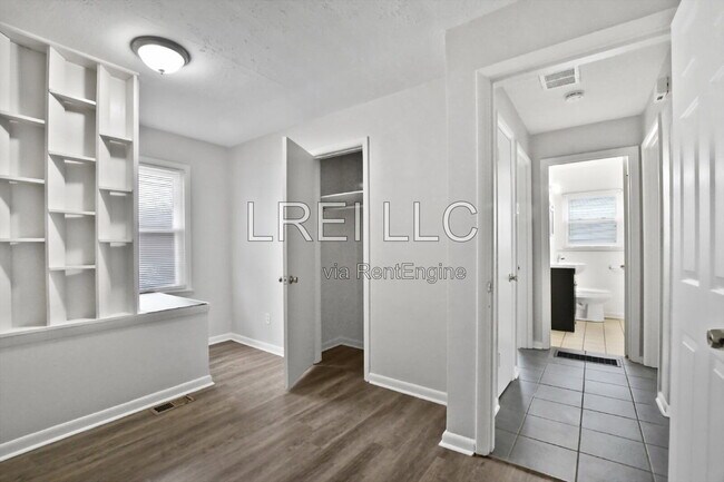 Building Photo - 2404 Thomas Ave
