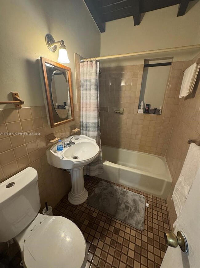 Building Photo - 3 bedroom in Miami FL 33169