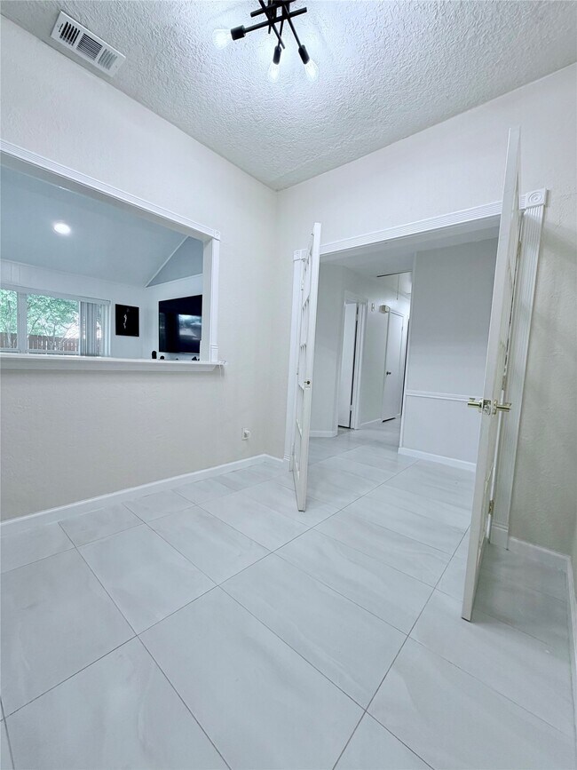 Building Photo - 6610 La Puente Dr