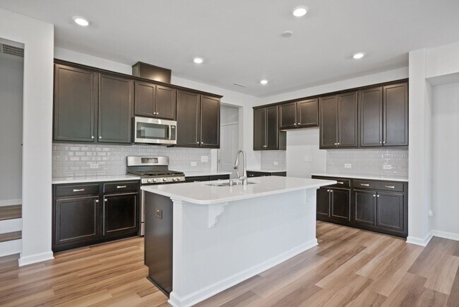 Building Photo - End Unit  Townhome | Open floor plan | 2 C...