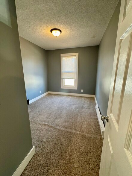 Building Photo - 627 N Division St