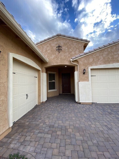 Building Photo - 10245 W Pinnacle Vista Dr