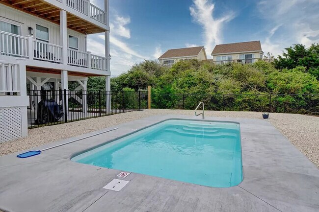 Building Photo - 822 S Topsail Dr