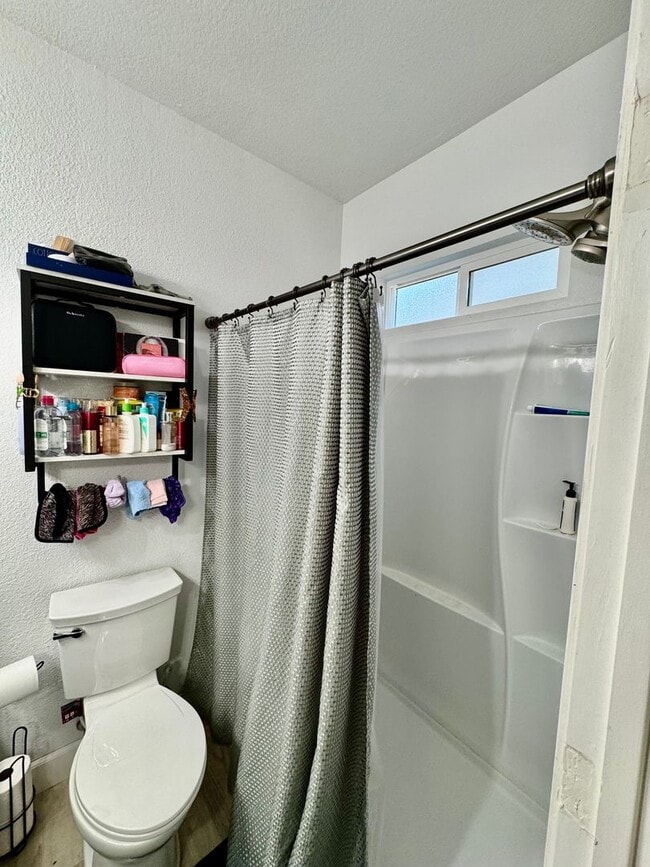 Building Photo - Beautiful Single Story 4 Bedroom 3 Bathroo...