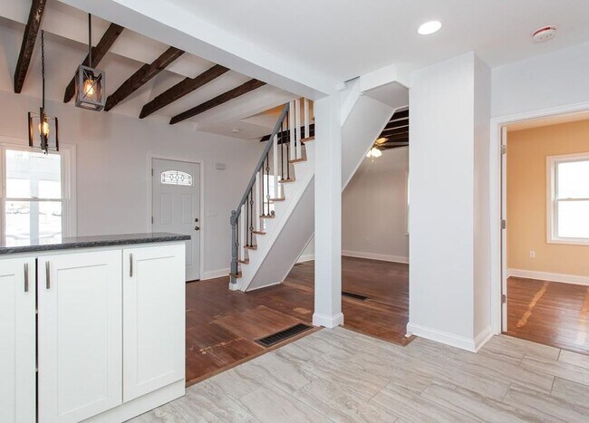 Building Photo - 131 N Elm St