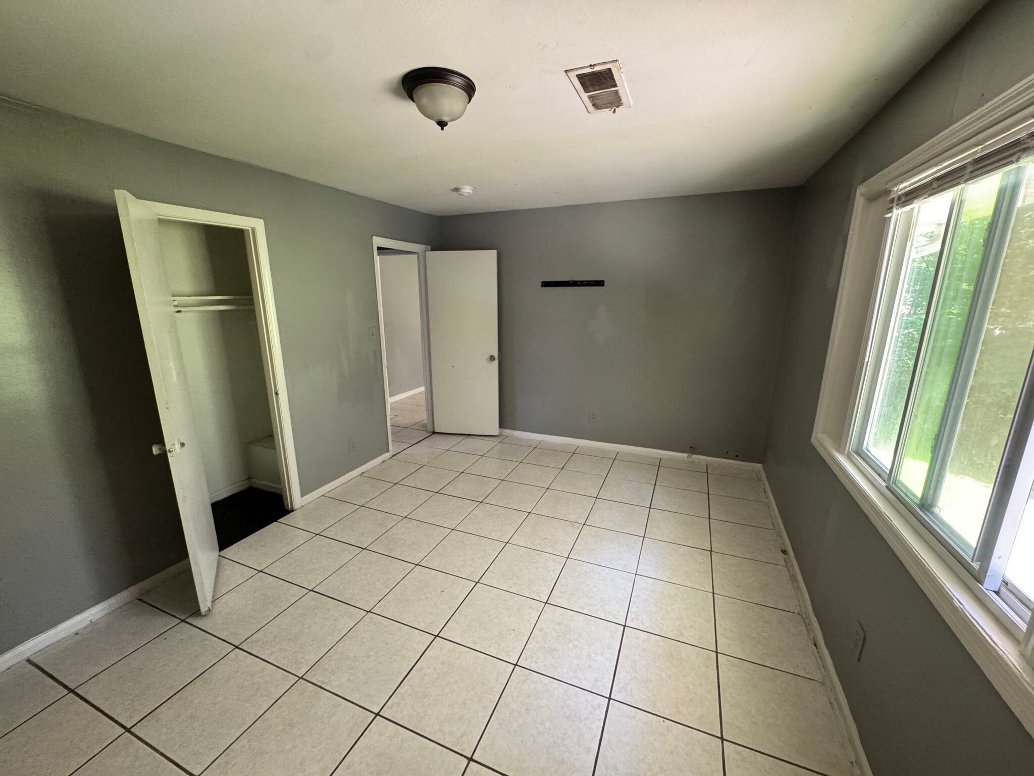 Building Photo - Room in Apartment on Allen Dr