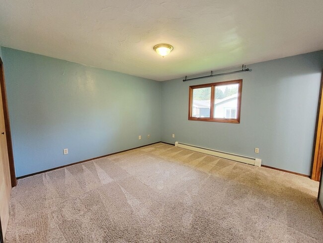 Building Photo - Pet-Friendly Rental with Fenced Yard & Bon...