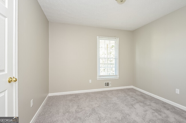 Building Photo - 16 Fairfield Way SW