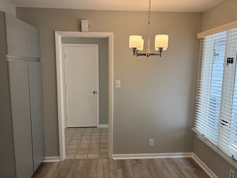Breakfast nook and kitchen storage - 12913 Church Ct