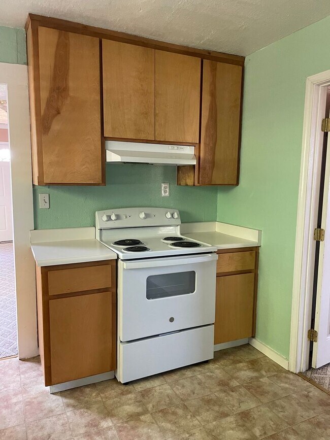 Building Photo - For Rent: Charming 2 Bedroom, 1 Bath Home ...