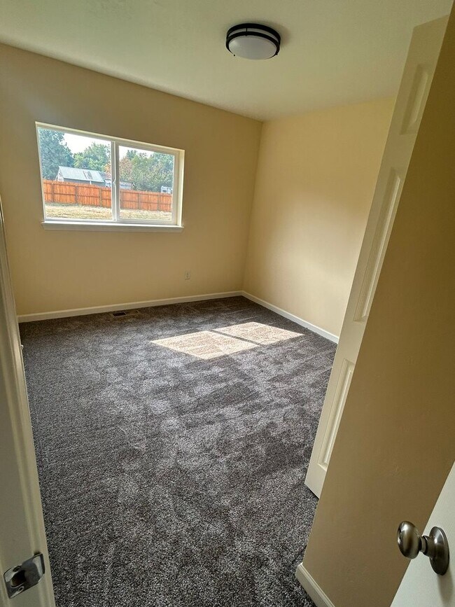 Building Photo - Beautiful 3 bed, 2 bath Hamilton home