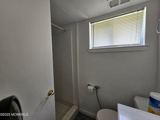 Building Photo - 204 Mill Creek Dr