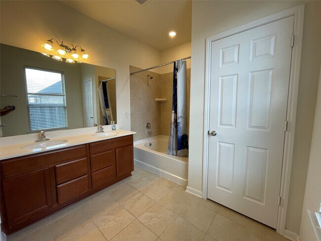 Building Photo - 5006 Pine Ridge Knoll Ct