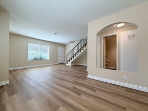 Building Photo - Beautiful End-Unit Townhome 2 bedroom and 1.5 bath