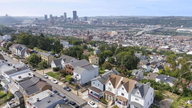 Building Photo - 2721 Cobden St