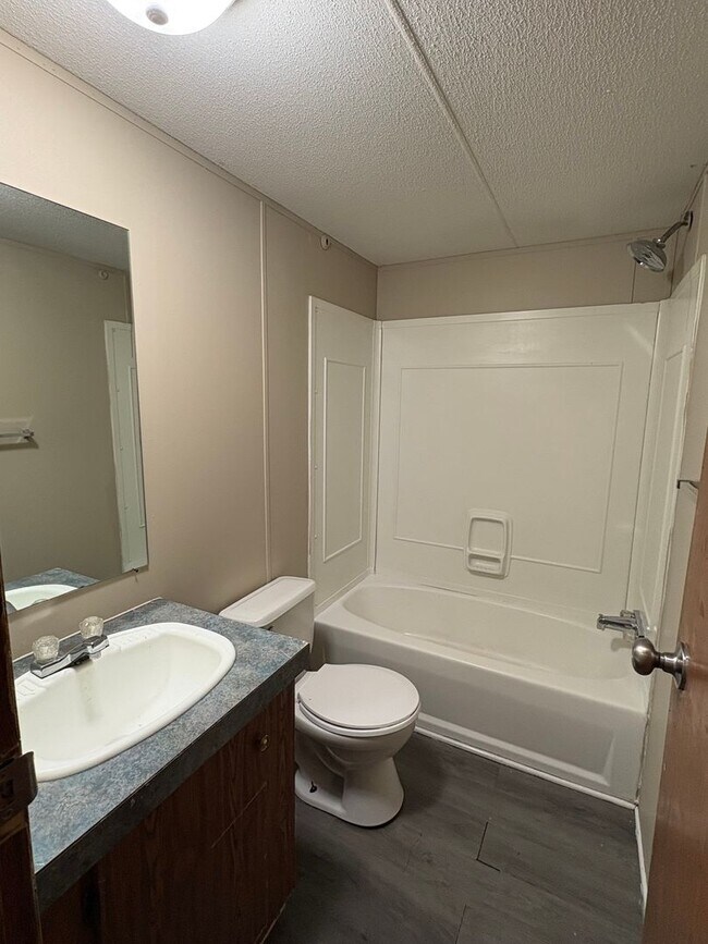 Building Photo - Spacious 3 Bedroom In Yorktowne