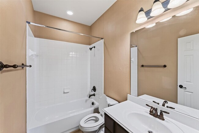 Building Photo - 417 Hackberry Dr