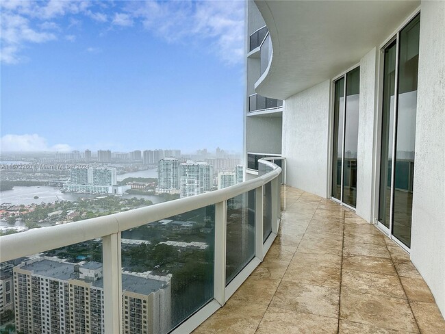 Building Photo - 15811 Collins Ave