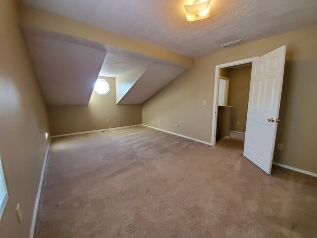 Building Photo - 4 Bedroom Available in July