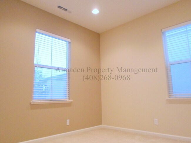 Building Photo - Pets Negotiable! Great Location near Willow Glen! Central A/C! Tri-Level Home w/ Many Upgrades!