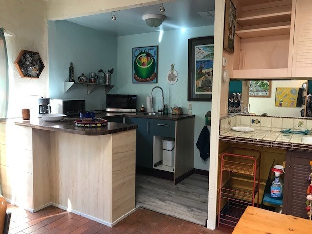 Kitchen alcove and wetbar - 114 S Calle El Centro
