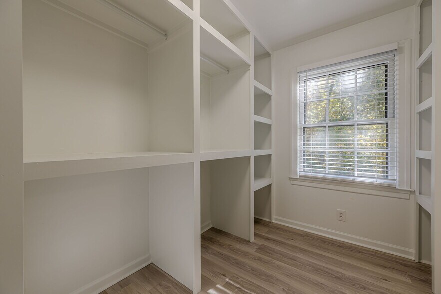 Building Photo - 6640 Williamson Dr