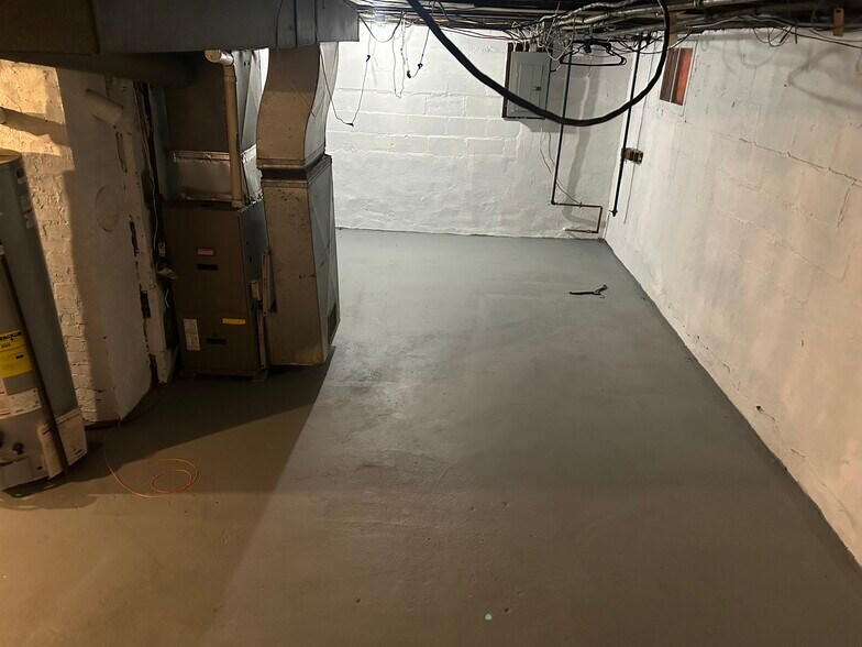 Building Photo - 2119 N Underhill St