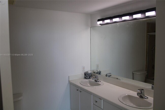 Building Photo - 2475 Brickell Ave