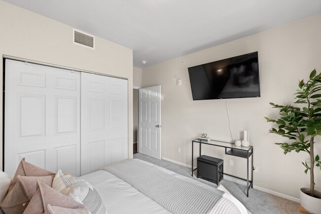 Building Photo - Easy Living with Modern Touches in a Prime...