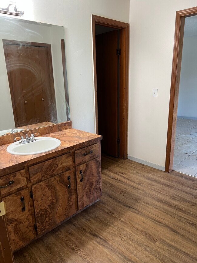 Building Photo - 265 Ruskin Street