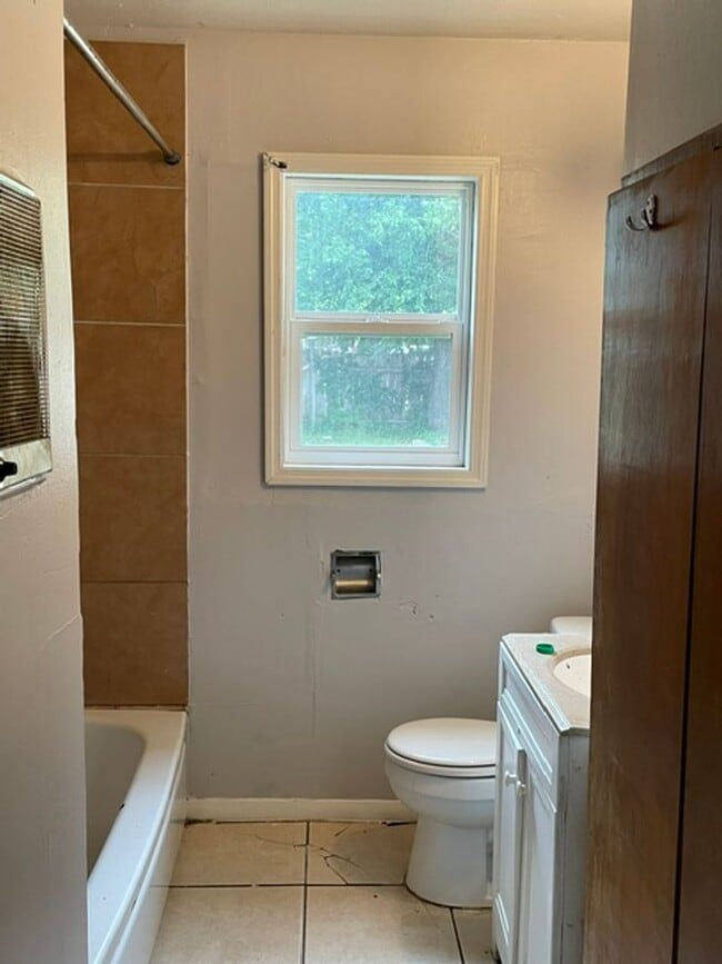 Building Photo - Spacious Rental Home in Derby School District