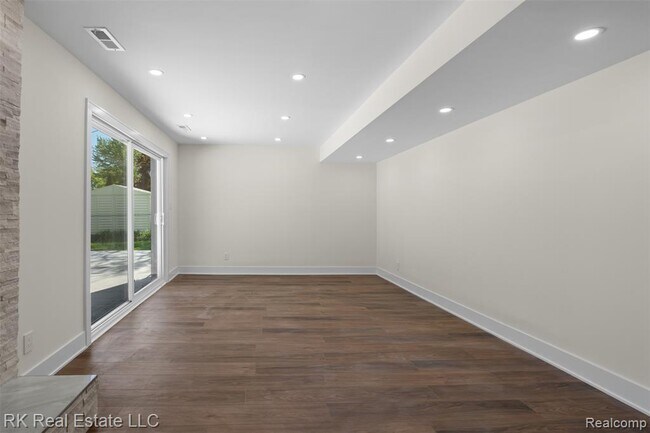 Building Photo - 30728 W 14 Mile Rd