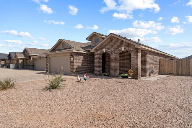 Building Photo - 2512 Blazing Saddle Blvd