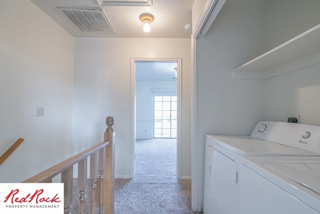 Building Photo - Charming 2 Bedroom Townhome