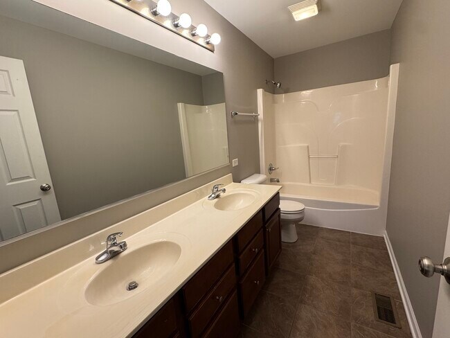 Building Photo - 5 Melrose Ct