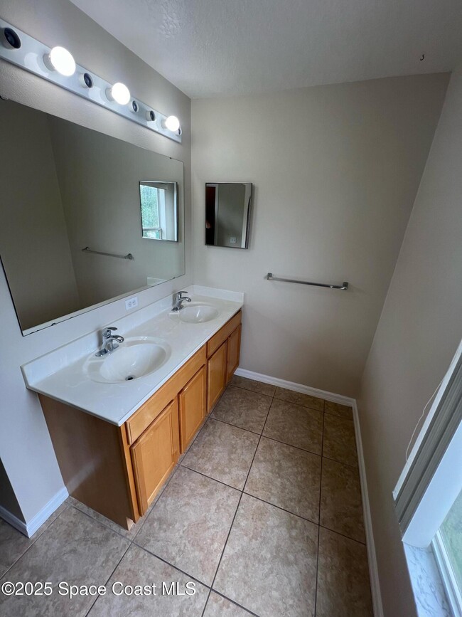 Building Photo - 2109 Maeve Cir