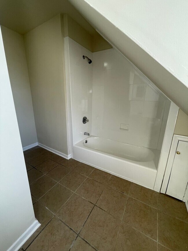 Building Photo - UPDATED 1 BED 1 BATH 2ND FLOOR APARTMENT