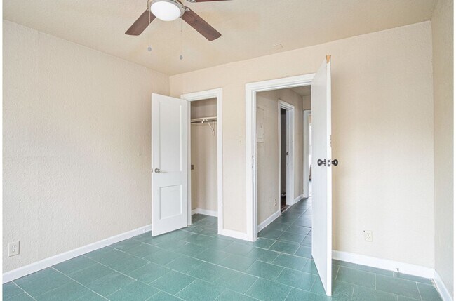 Building Photo - 928 Poinsettia St