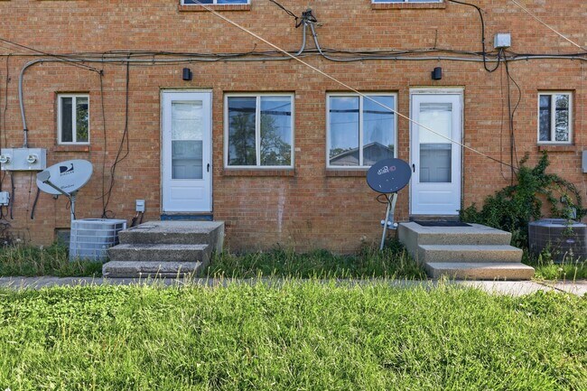 Building Photo - 1759 Lonsdale Rd