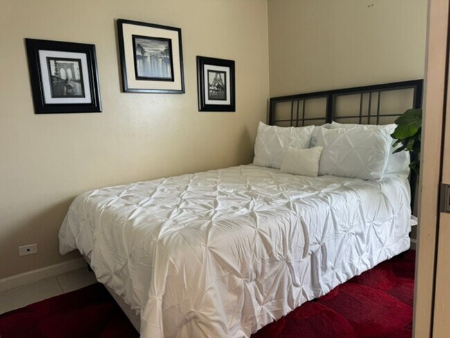 Building Photo - One Bedroom in Honolulu at Queens Villa