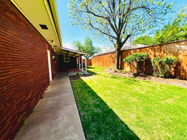 Building Photo - Beautifully, Corner-Lot 3BD 2BA Home in Be...