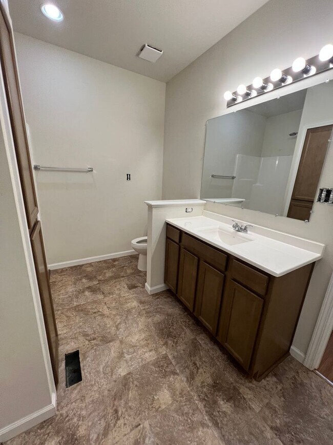 Building Photo - 3 bed, 2 bath, 2 car garage Home on 5 Acres