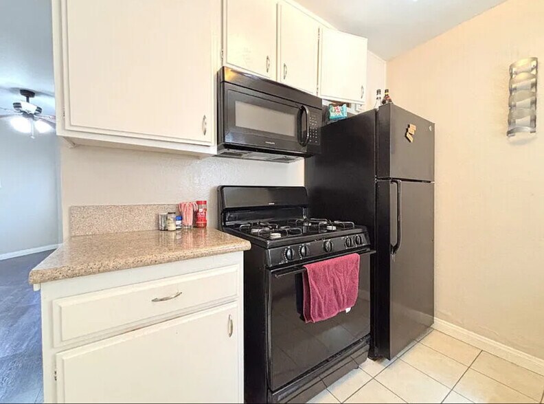 Building Photo - 1343 W 36th St