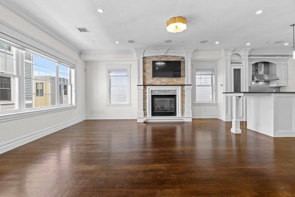 Building Photo - 161 Tudor St