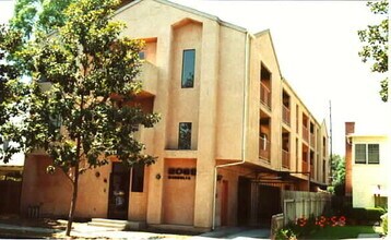 Building Photo - 2070 Magnolia