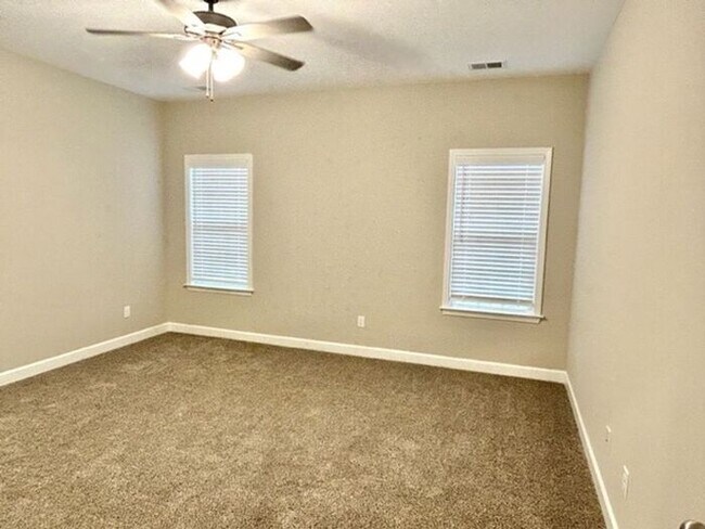 Building Photo - Now Leasing a 4-bedroom 2.5 bath home in Millington