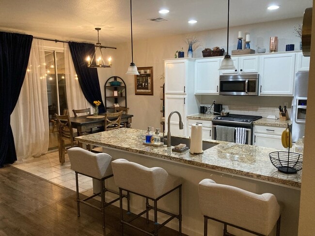 Building Photo - Charming 3 bedroom 2 bathroom home located...